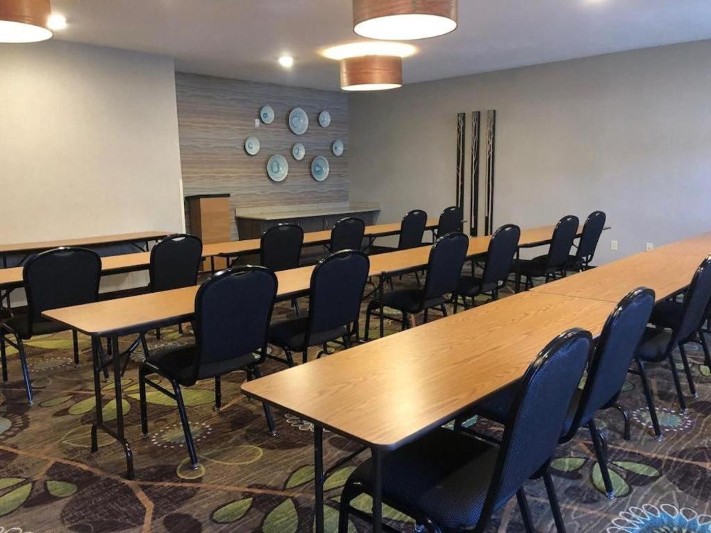 Holiday Inn Express Munising-Lakeview Hotel By Ihg Buitenkant foto