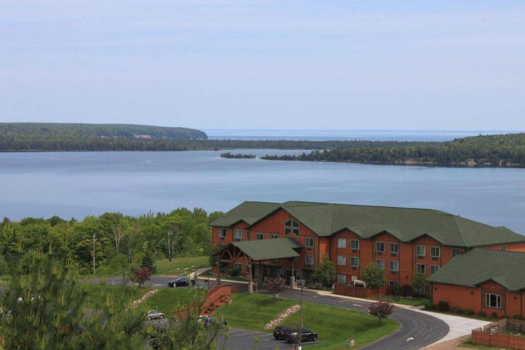 Holiday Inn Express Munising-Lakeview Hotel By Ihg Buitenkant foto