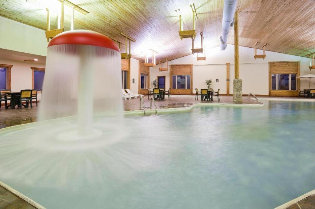 Holiday Inn Express Munising-Lakeview Hotel By Ihg Buitenkant foto